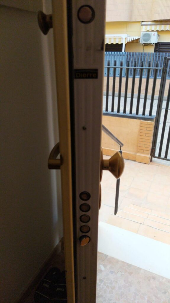 Apertura de puertas Confrides
